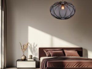 Miniaturka 2 - Lampa wisząca Pelato z czarnym abażurem z siateczki w sypialni