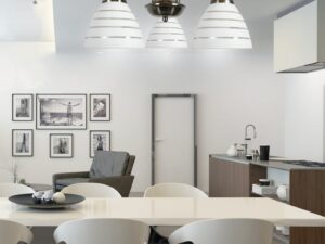 Miniaturka 1 - Lampa wisząca Pelidia z trzema paskowanymi kloszami nad stołem w jadalni