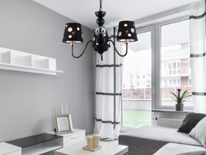 Miniaturka 2 - Czarna lampa wisząca Perasano w aranżacji salonu z sofą