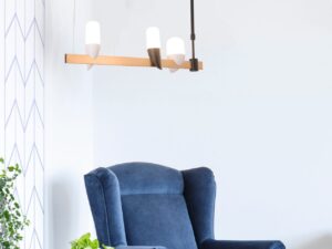 Miniaturka 1 - Lampa wisząca Peresona z trzema ptakami nad niebieskim fotelem w salonie