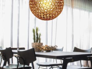 Miniaturka 2 - Lampa wisząca Perevira w kolorze miedzi – drugie ujęcie we wnętrzu