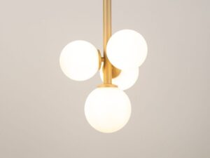 Miniaturka 2 - Lampa wisząca Perla 4 złoty beż z czterema świecącymi białymi kloszami w aranżacji