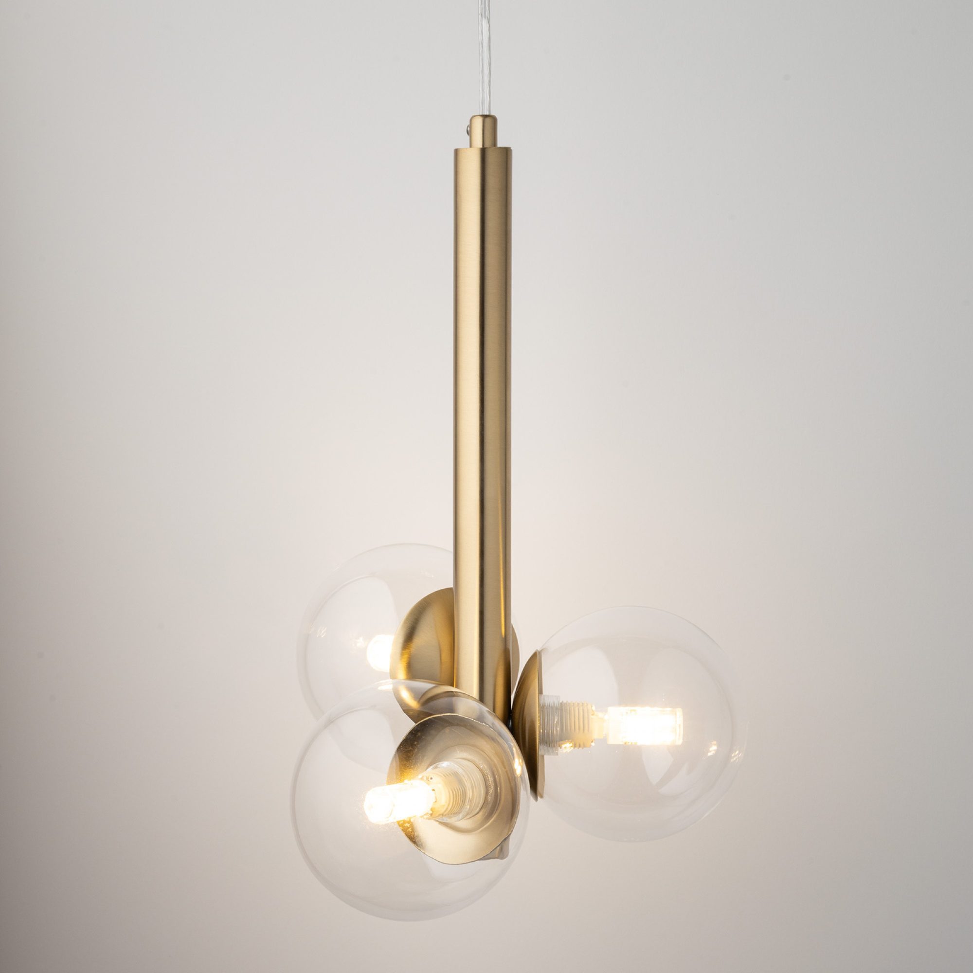 Lampa Perla Lux 3 z trzema transparentnymi kloszami szklanymi i świecącymi żarówkami G9.