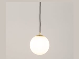 Miniaturka 1 - Lampa wisząca Piano 1 zbliżenie białego kulistego klosza i złotego uchwytu