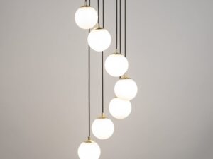 Miniaturka 2 - Lampa wisząca Piano 7 z rozświetlonymi kulistymi kloszami i czarno-złotymi detalami