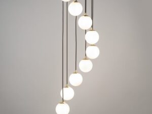 Miniaturka 3 - Lampa wisząca Piano 9, detal dziewięciu szklanych kul na czarnych przewodach