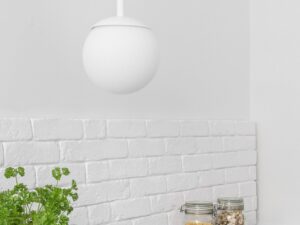 Miniaturka 13 - Biała lampa PLAAT A wisząca nad blatem kuchennym