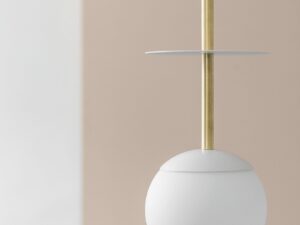 Miniaturka 14 - Lampa PLAAT A biała z mosiądzem w jasnym wnętrzu