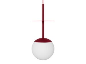 Miniaturka 3 - Burgundowa lampa wisząca PLAAT A z talerzem i mlecznym kulistym kloszem na białym tle