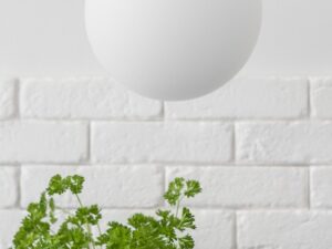 Miniaturka 16 - Czarna lampa PLAAT A wisząca nad kuchennym blatem