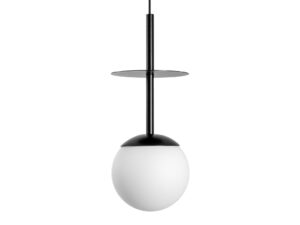 Miniaturka 4 - Czarna lampa wisząca PLAAT A z talerzem i mlecznym kulistym kloszem na białym tle