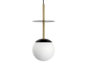 Miniaturka 5 - Czarna z mosiądzem lampa wisząca PLAAT A z talerzem i mlecznym kulistym kloszem na białym tle