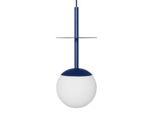 Miniaturka 7 - Granatowa lampa wisząca PLAAT A z talerzem i mlecznym kulistym kloszem na białym tle
