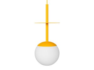 Miniaturka 8 - Melonowa lampa wisząca PLAAT A z talerzem i mlecznym kulistym kloszem na białym tle