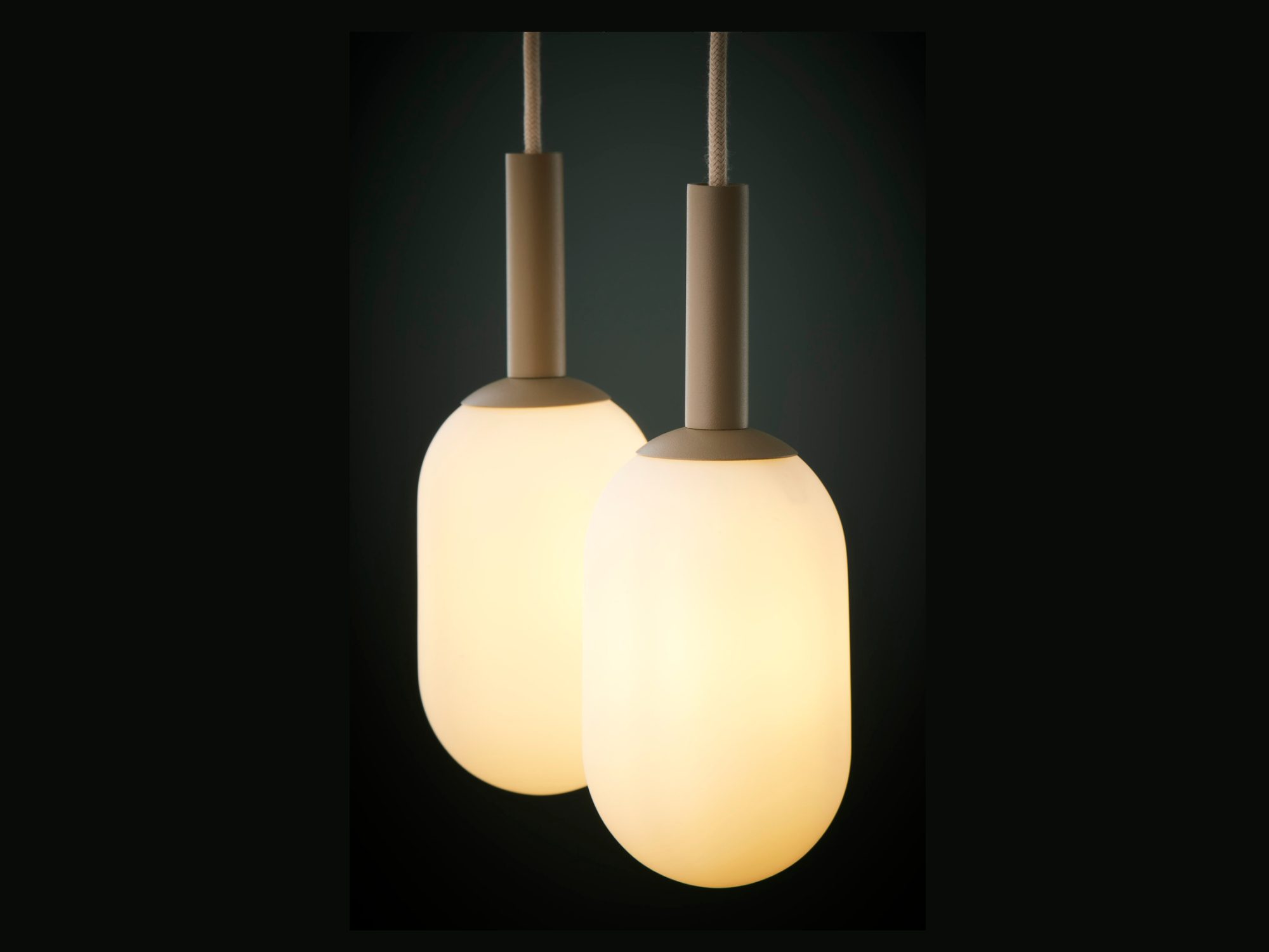 Lampa wisząca Pluum 2 ciepły beż, detal obu szklanych kloszy