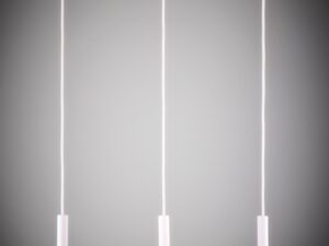 Miniaturka 3 - Lampa wisząca Pluum 3 biała w aranżacji wnętrza z trzema kloszami
