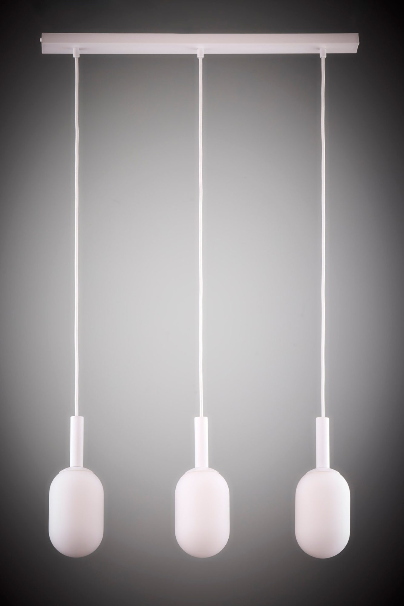 Lampa wisząca Pluum 3 biała w aranżacji wnętrza z trzema kloszami