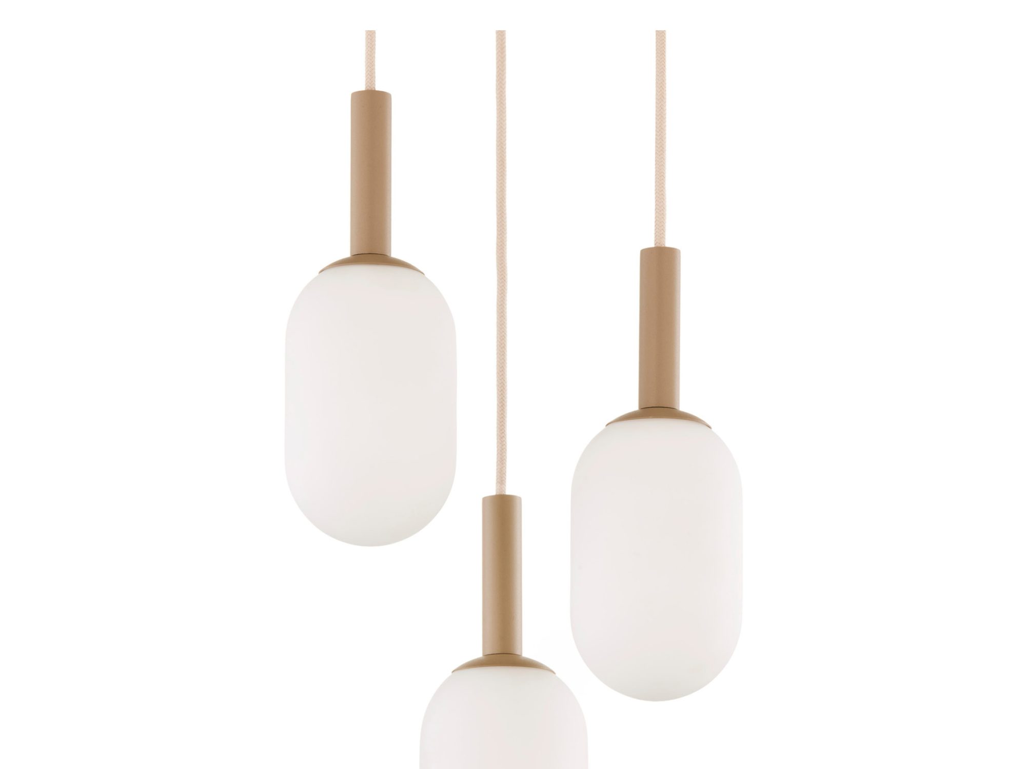 Trzy klosze lampy Pluum 3 koło z beżowymi mocowaniami w zbliżeniu