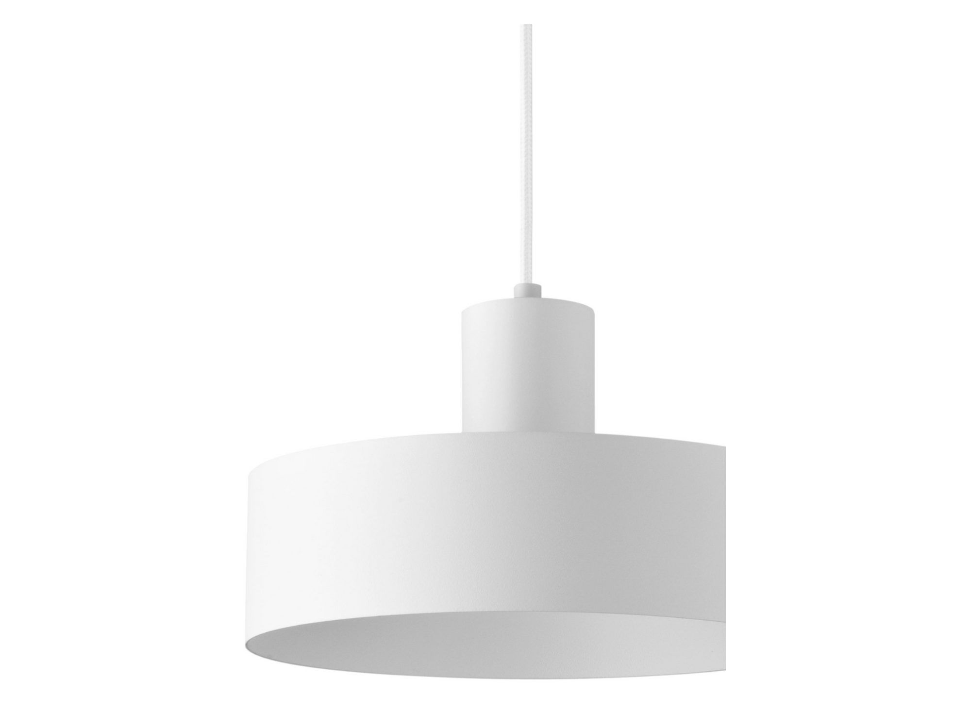 Zbliżenie metalowego białego klosza lampy wiszącej Rif 1 M