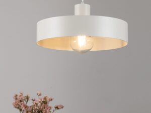 Miniaturka 8 - Lampa wisząca Rif L szary beż w aranżacji z rozświetloną żarówką nad komodą