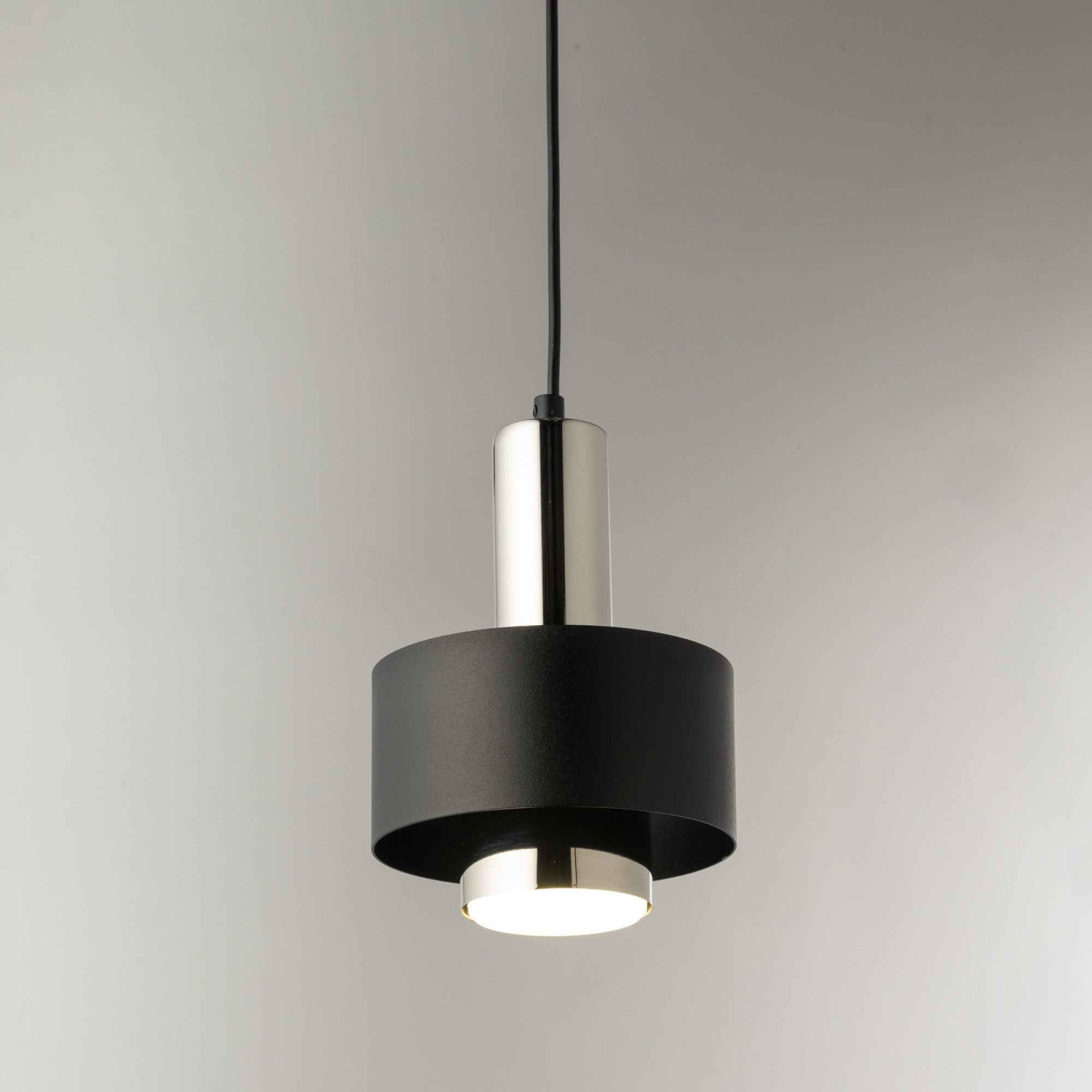 Lampa wisząca Rif Lux 1 S czarno-srebrna z włączonym źródłem światła GX53