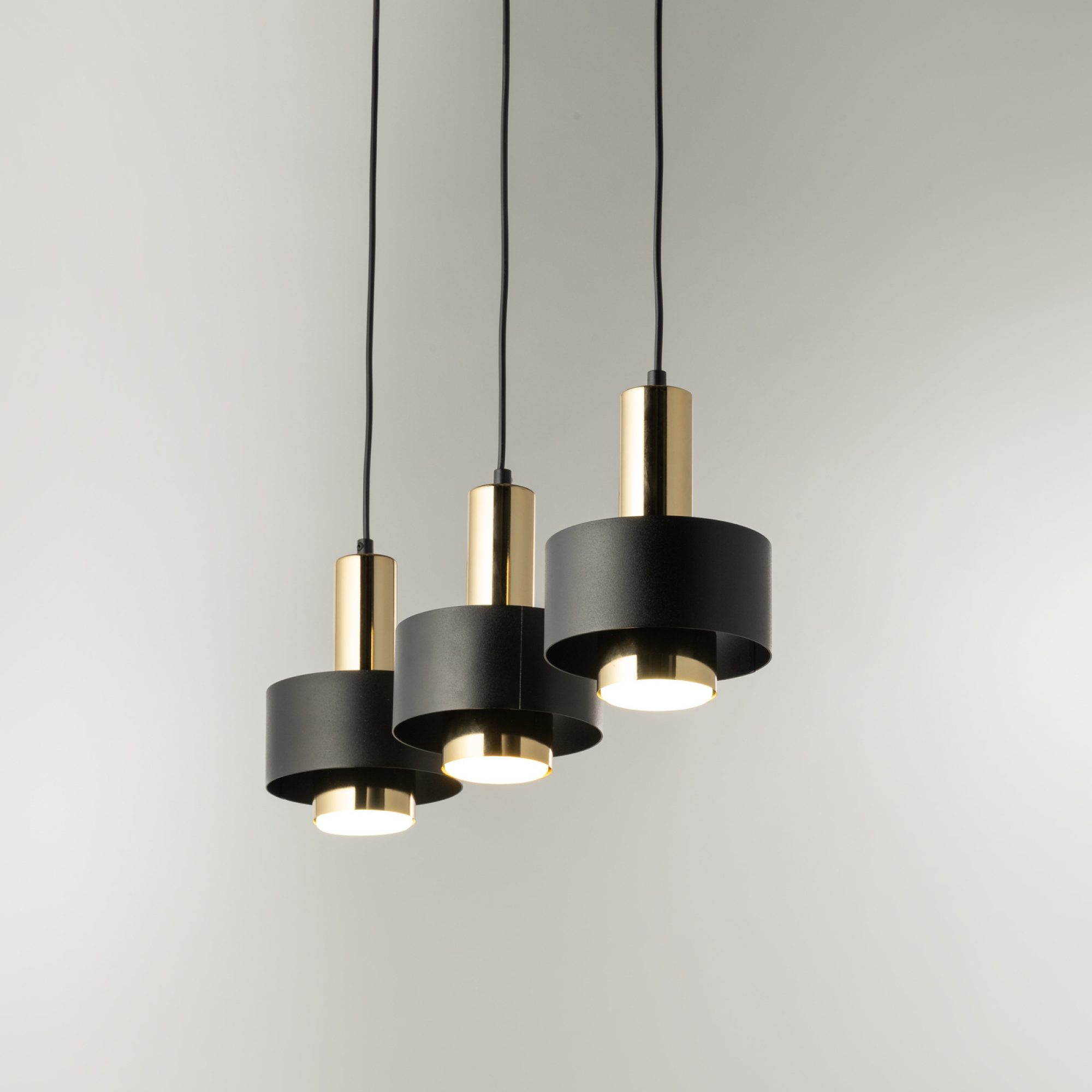 Lampa wisząca Rif Lux 3 z czarnymi kloszami i złotymi metalowymi tulejami