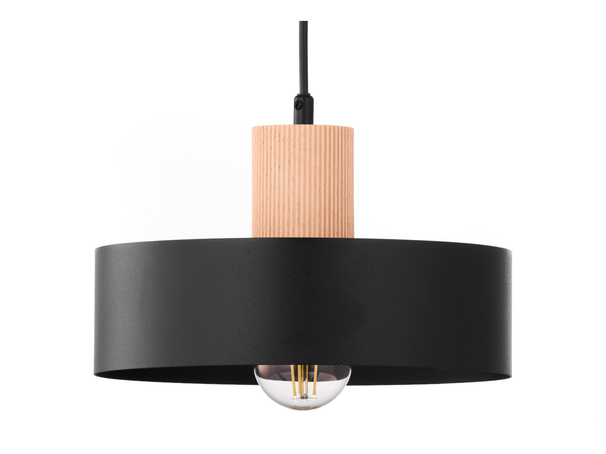 Zbliżenie czarnego klosza i jasnego drewnianego walca lampy Rif Wood 1 M