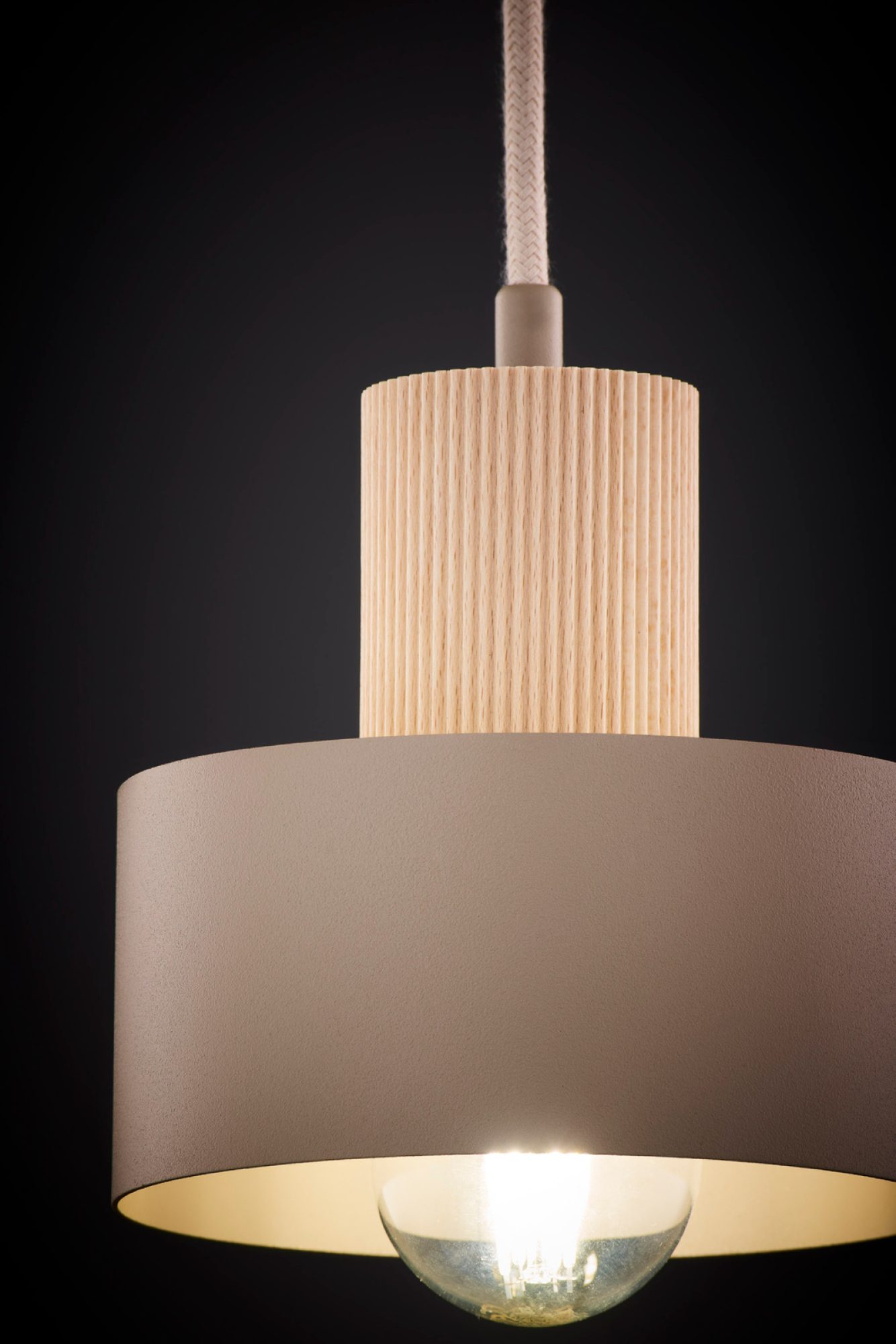 Lampa wisząca Rif Wood 1 S ciepły beż z drewnem, widok spod klosza