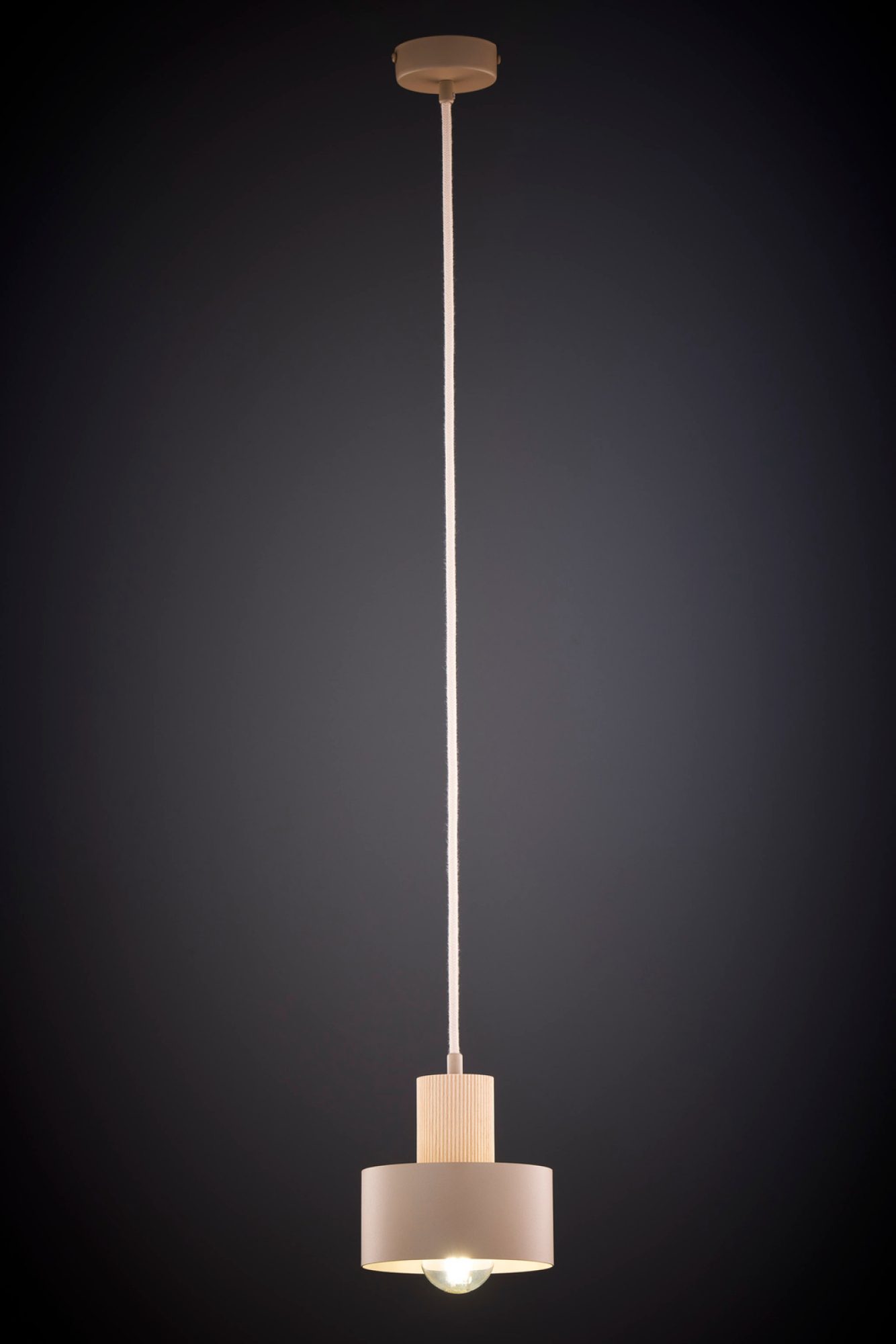 Lampa wisząca Rif Wood 1 S w ciepłym beżu, świecąca na ciemnym tle