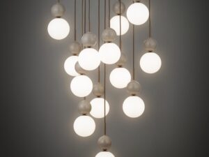 Miniaturka 1 - Lampa wisząca Riviera z kaskadą opalowych kul w aranżacji wnętrza