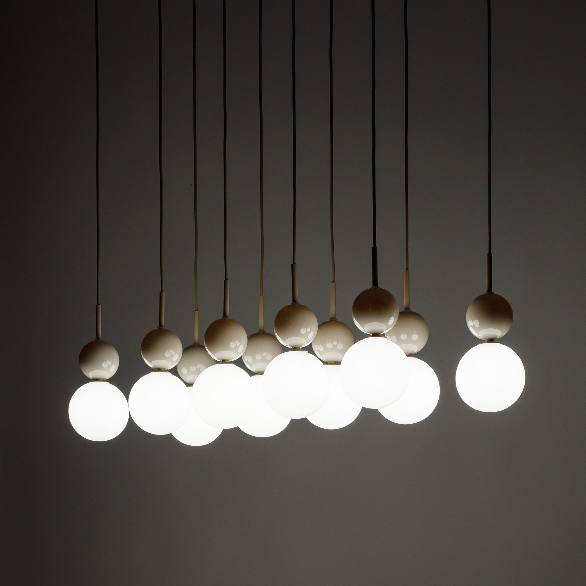 Rozświetlona lampa wisząca Riviera 10-punktowa z opalowymi kulami