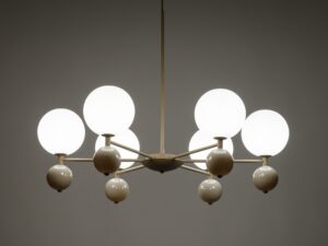 Miniaturka 1 - Lampa wisząca Riviera 6-punktowa z zapalonymi białymi kulistymi kloszami i beżowymi detalami