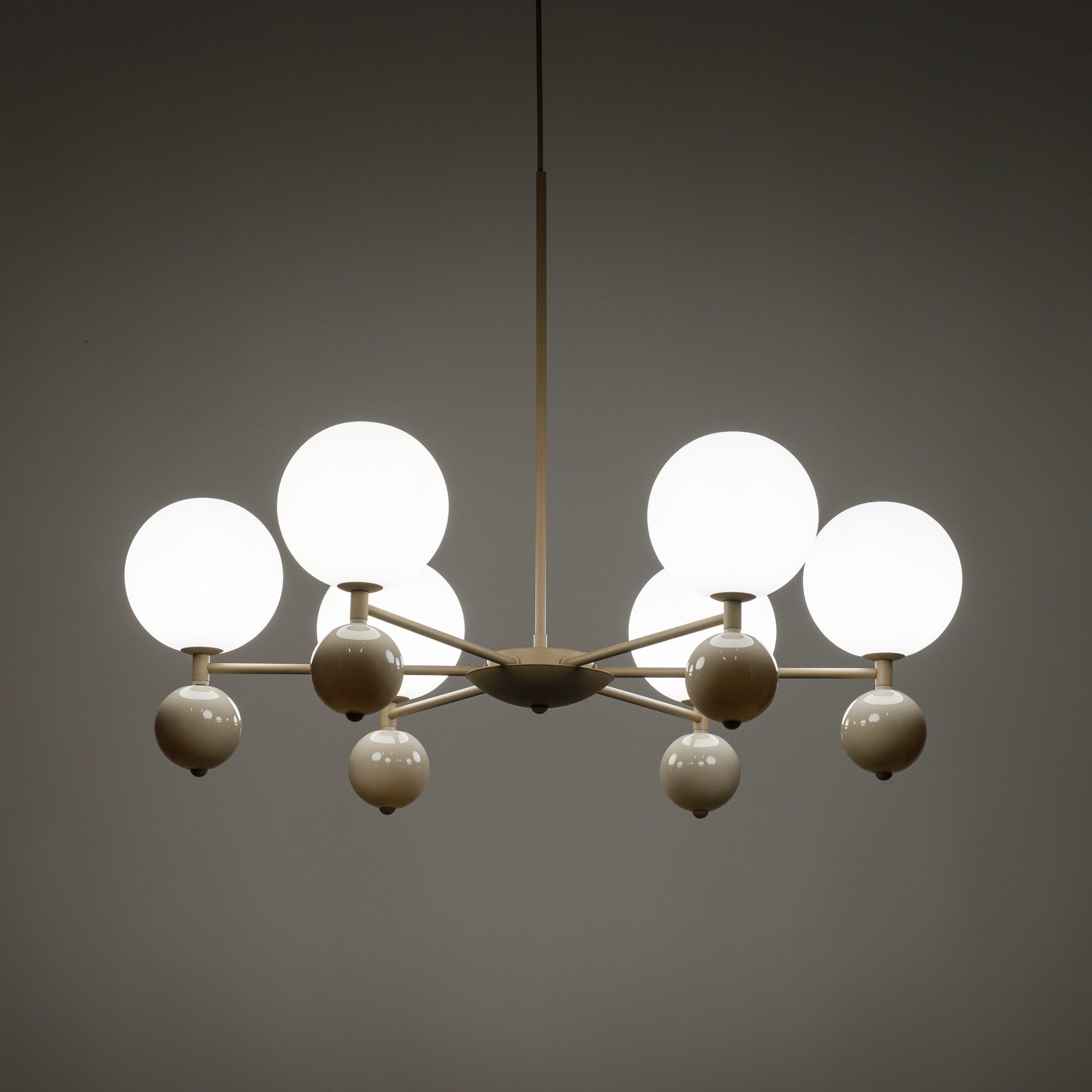 Lampa wisząca Riviera 6-punktowa z zapalonymi opalowymi kulami