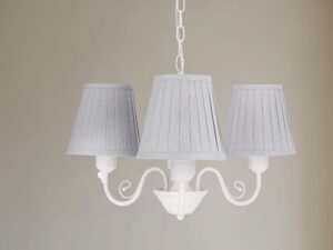 Miniaturka 1 - Lampa wisząca Romedia z trzema szarymi abażurami i białymi ramionami z bliska