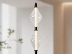 Miniaturka 2 - Lampa wisząca Romorano dwa rzeźbione klosze na tle salonu