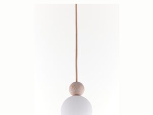 Miniaturka 3 - Lampa wisząca Rona 1, detal bielonej drewnianej kulki i szklanego klosza