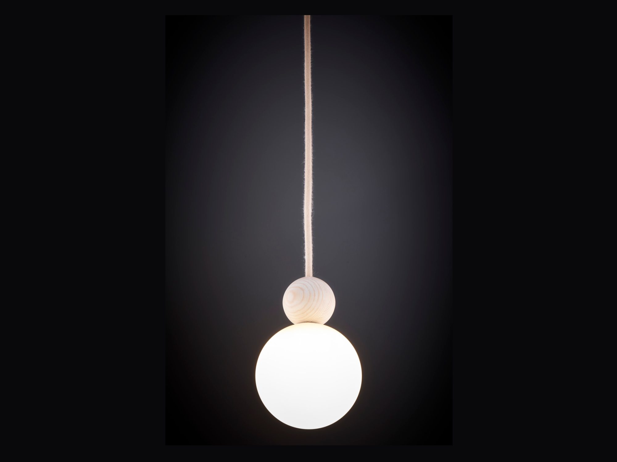 Lampa wisząca Rona 1 z bielonym drewnem i rozświetloną białą szklaną kulą