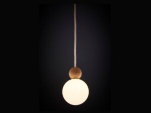 Miniaturka 7 - Lampa wisząca Rona 1 z jasnobrązowym drewnem, świecący szklany klosz