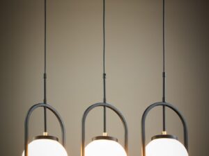 Miniaturka 4 - Lampa wisząca Rosso czarna 3-punktowa, podświetlone mleczne klosze