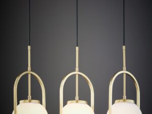 Miniaturka 6 - Lampa wisząca Rosso z mosiądzu patynowanego z trzema rozświetlonymi kloszami