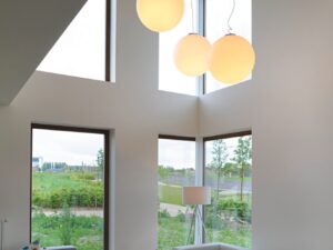 Miniaturka 5 - Trzy lampy wiszące Rotoball z kulistymi kloszami w jasnym salonie