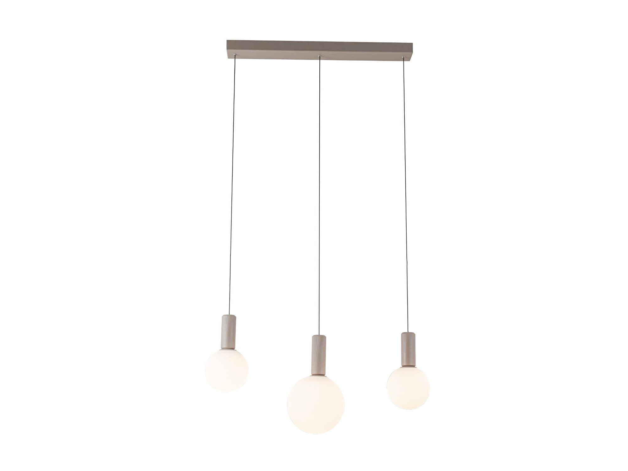 Lampa wisząca Salinira z trzema białymi kulistymi kloszami na beżowym zawieszeniu