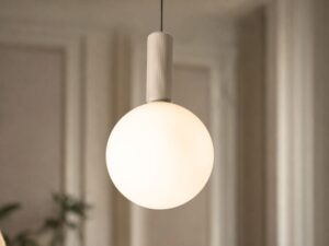 Miniaturka 1 - Lampa wisząca Salinira ze świecącą białą kulą w zbliżeniu