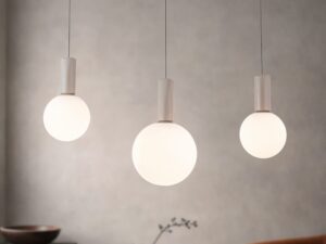 Miniaturka 1 - Lampa wisząca Salinira z bliska, trzy świecące białe szklane kule