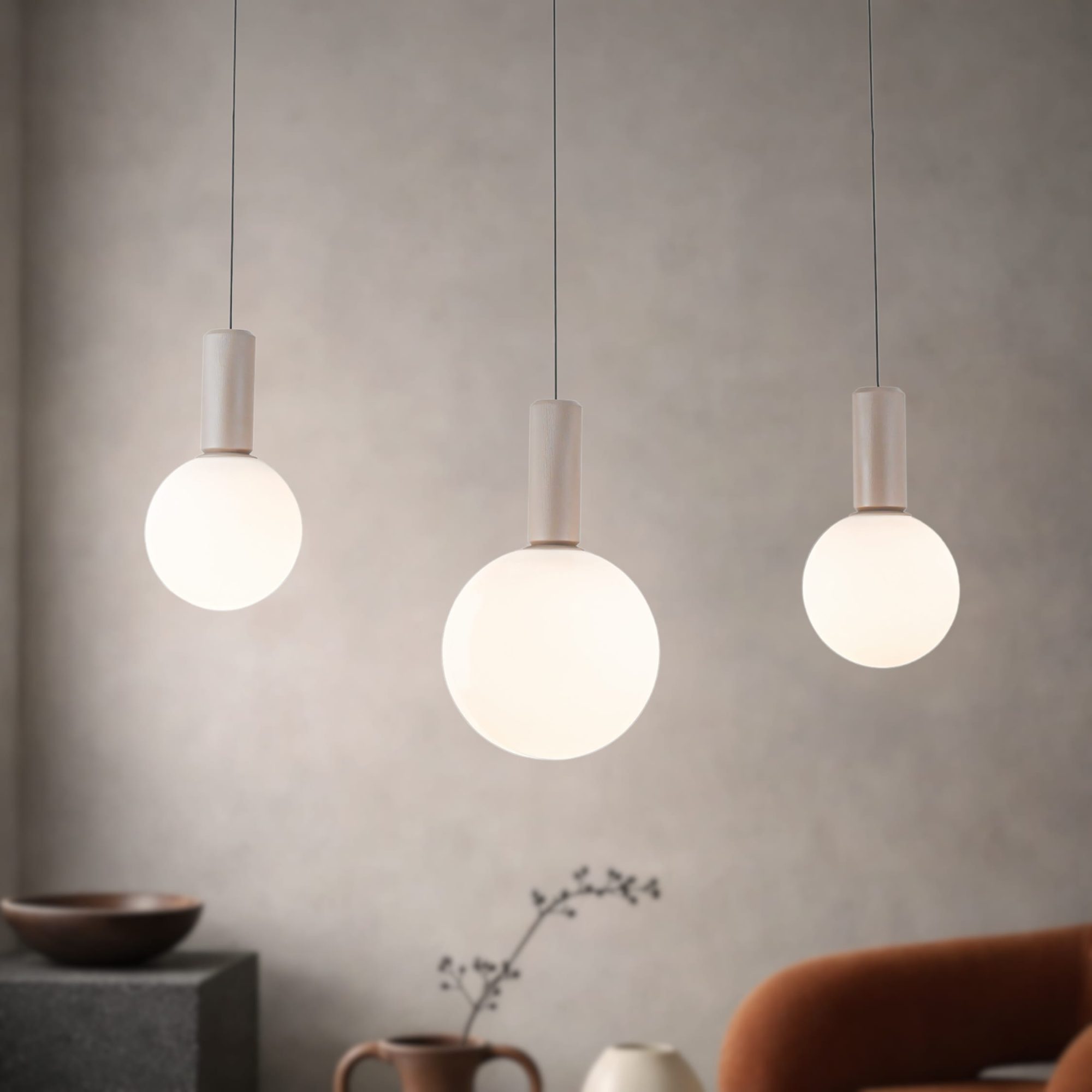 Lampa wisząca Salinira z bliska, trzy świecące białe szklane kule