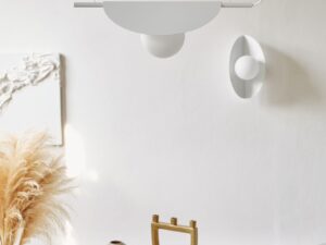 Miniaturka 2 - Biała lampa wisząca SALLO A nad okrągłym stołem w jasnym salonie