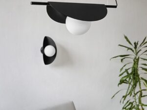 Miniaturka 1 - Czarna lampa wisząca SALLO A ze szklanym białym kloszem na białym tle