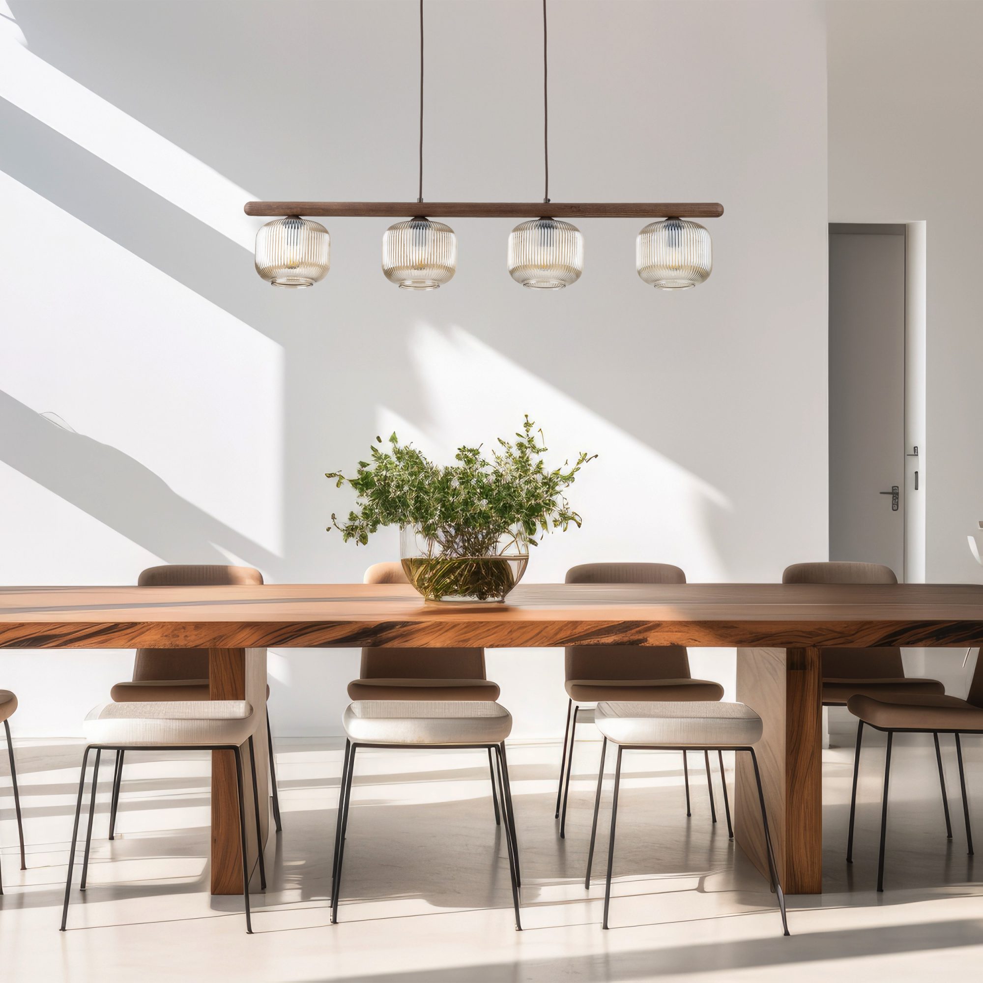Lampa wisząca Salvia z czterema kloszami nad stołem w aranżacji