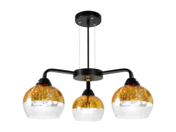 Lampa wisząca Saretia z trzema złoto-białymi kloszami na czarnym stelażu na białym tle