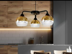 Miniaturka 2 - Lampa wisząca Saretia trzy złoto-przezroczyste klosze nad stołem w kuchni